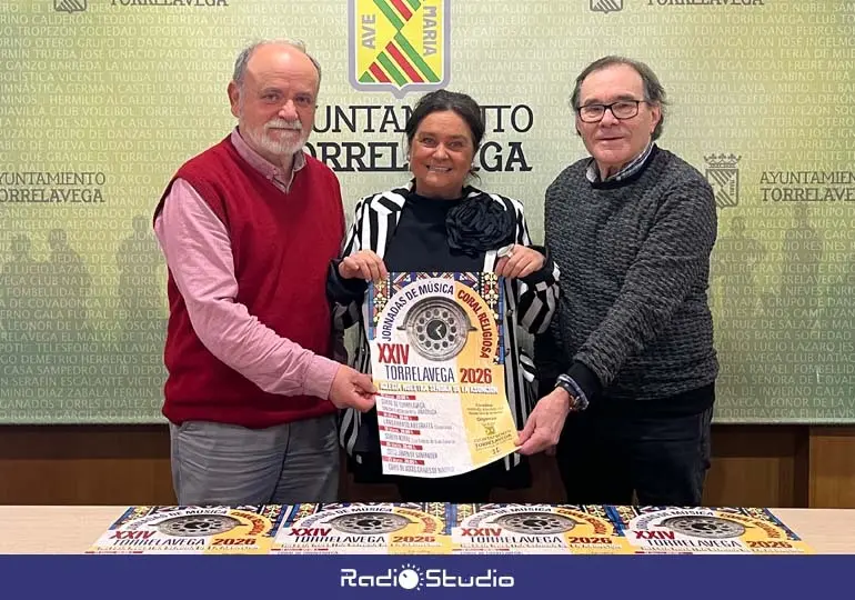 La concejal de Cultura, Esther V&eacute;lez, acompa&ntilde;ada por el presidente de la Sociedad Coral de Torrelavega, Jos&eacute; Nicasio Guti&eacute;rrez, y por el director de la Coral, Manuel Egusquiza | Foto: Radio Studio
