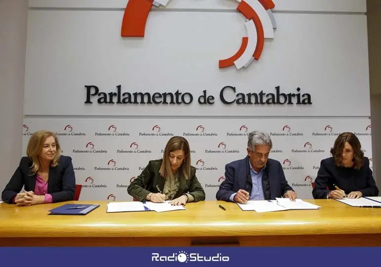 La presidenta del Parlamento de Cantabria, Mar&iacute;a Jos&eacute; Gonz&aacute;lez Revuelta; la presidenta de Cantabria, Mar&iacute;a Jos&eacute; S&aacute;enz de Buruaga; el secretario general del PRC, Miguel &Aacute;ngel Revilla, y la candidata del PRC, Paula Fern&aacute;ndez Via&ntilde;a, durante la firma del acuerdo presupuestario | Foto: Gobierno
