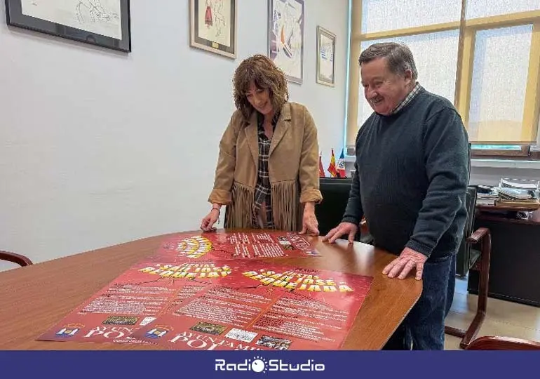 La alcaldesa, Rosa D&iacute;az, y el concejal de Festejos, Fernando Sa&ntilde;udo, revisan el contenido del programa de actividad de San Jos&eacute; en Requejada | Foto: Ayuntamiento de Polanco