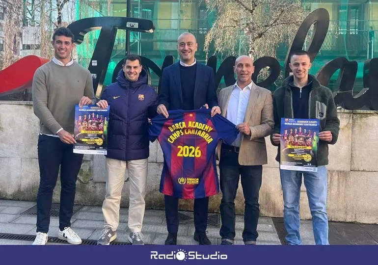 La iniciativa ha sido presentada por el alcalde, Javier L&oacute;pez Estrada; el concejal de Deportes, Nacho Gonz&aacute;lez; Adri&aacute;n Matamoros Rodr&iacute;guez, m&aacute;nager internacional del FC Barcelona; y Pablo Castro, director de Sport4Me, partner oficial del club azulgrana y organizador del proyecto. En el acto tambi&eacute;n ha estado presente Borja Rubio, organizador del Torneo San Bernab&eacute;, que ha colaborado en el desarrollo del campus | Foto: Radio Studio