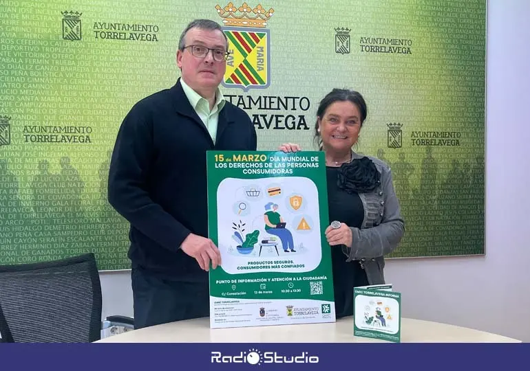 La concejala de Consumo, Esther V&eacute;lez, y el responsable de la Oficina Municipal de Informaci&oacute;n al Consumidor (OMIC), Francisco Bautista | Foto: Radio Studio