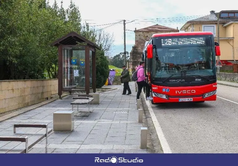 Viajeros acceden al Torrebus en la parada situada en Polanco Centro | Foto: Ayuntamiento