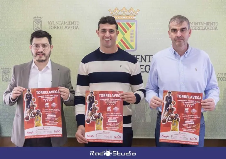 El concejal de Deportes, Nacho Gonz&aacute;lez, acompa&ntilde;ado por David Mangas, director deportivo del Alega Cantabria, y Alberto Carmona, responsable de la empresa organizadora | Foto: Ayuntamiento