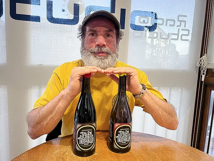 Fernando Ter&aacute;n con sus peque&ntilde;os Ter&aacute;n&Tresgallo blanco y tinto