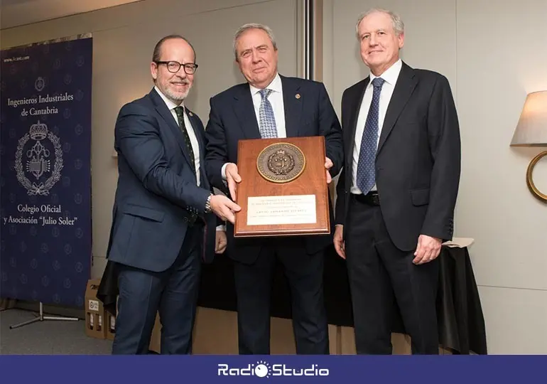 El consejero y el decano del Colegio de Ingenieros Industriales junto al presidente del Grupo Armando &Aacute;lvarez, premiado en la celebraci&oacute;n.