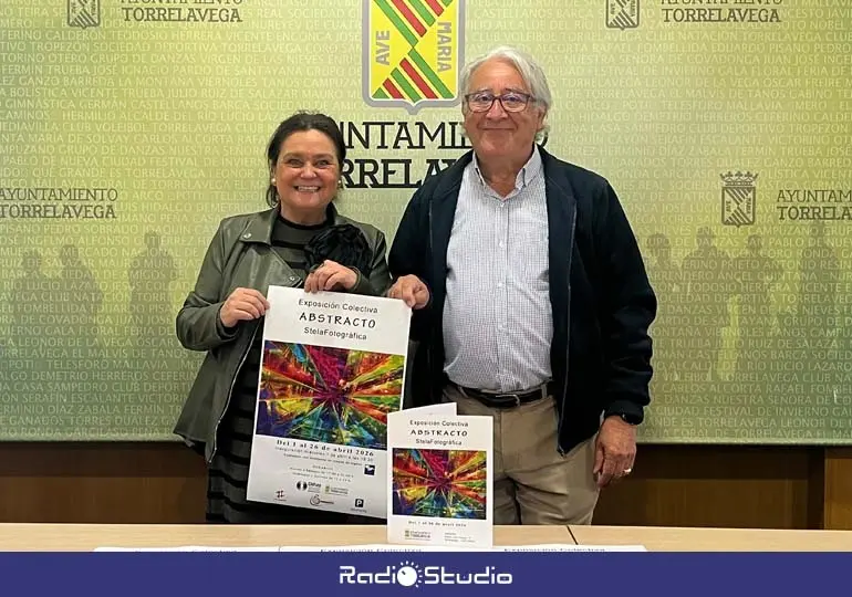 La concejala de Cultura, Esther V&eacute;lez, acompa&ntilde;ada por Jos&eacute; &Aacute;ngel Fern&aacute;ndez, en representaci&oacute;n de la Asociaci&oacute;n StelaFotogr&aacute;fica | Foto: Radio Studio