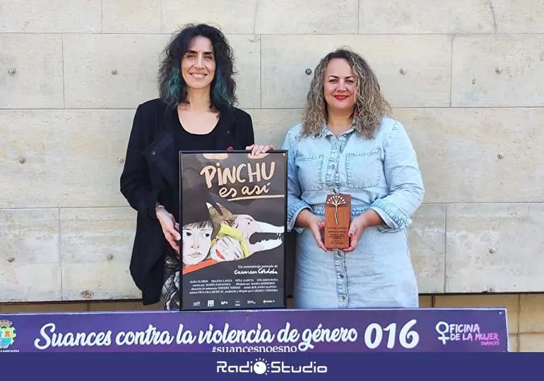 Carmen C&oacute;rdoba y Raquel Rodr&iacute;guez con el cartel del cortometraje | Foto: Ayuntamiento de Suances