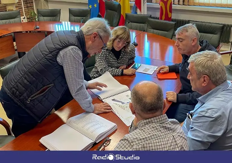 La alcaldesa de Polanco, Rosa D&iacute;az, y el concejal de Obras, Avelino Rodr&iacute;guez, analizan con los t&eacute;cnicos los &uacute;ltimos detalles del proyecto de Prado Infante | Foto: Ayuntamiento