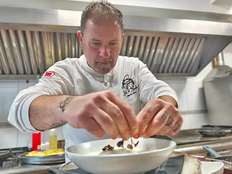 El chef Alberto Criado preparando uno de sus platos m&aacute;s conocidos