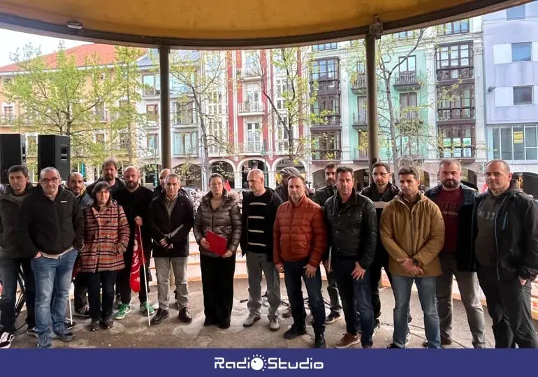 Concentraci&oacute;n en la Plaza Mayor de Torrelavega en contra del ERE en Solvay | Foto: Radio Studio