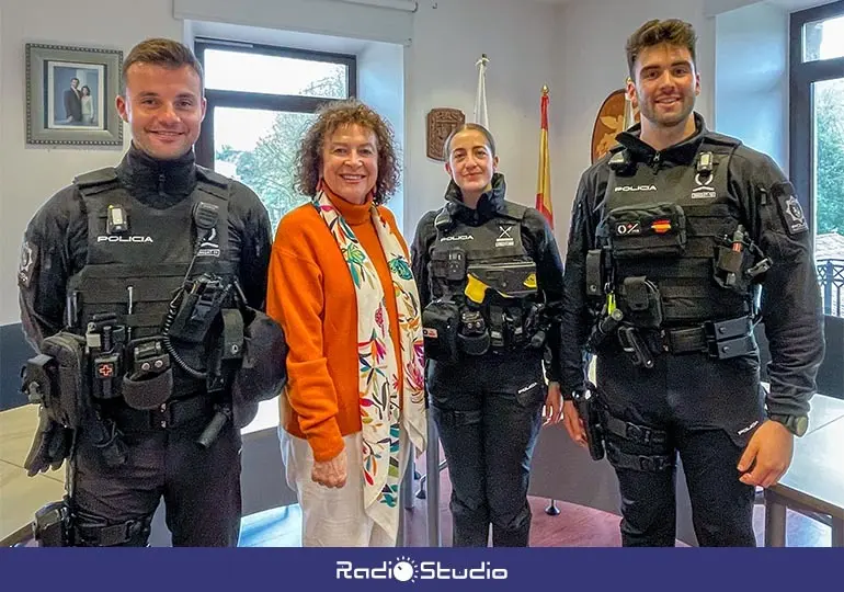 La alcaldesa de Comillas, Teresa Noceda, con la jefe de la Polic&iacute;a Local y los dos nuevos agentes.