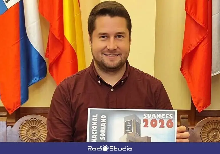 Fran Gasc&oacute;n sostiene el cartel del certamen | Foto: Suances