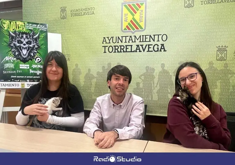 El concejal de Bienestar Animal, Borja Sainz, junto a Lara Torre y Andrea Revilla, de la asociaci&oacute;n Gatucos Torrelavega | Foto: Radio Studio