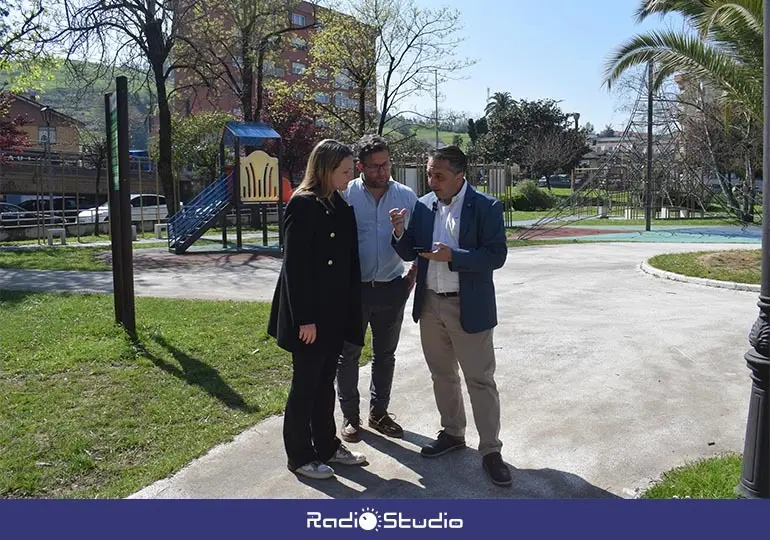 Visita al parque del barrio Las Cuartas de Renedo, parte del cual ser&aacute; cubierto dentro de una actuaci&oacute;n de mejora integral.
