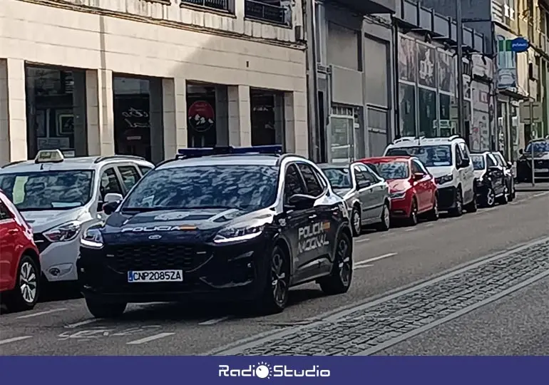 Coche patrulla de la Polic&iacute;a Nacional en Torrelavega.