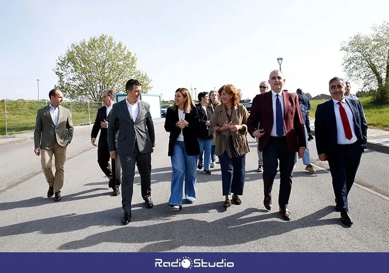 Autoridades durante la visita al inicio de la construcci&oacute;n de 30 viviendas en Polanco.