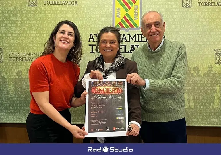 La concejala de Cultura, Esther V&eacute;lez, junto al presidente del Colegio de Economistas de Cantabria y de la Orquesta Sinf&oacute;nica del Cant&aacute;brico (OSCAN), Fernando Garc&iacute;a, y la directora de la OSCAN, Paula Sumillera | Foto: Radio Studio