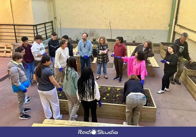 Trabajos en los huertos escolares en un centro torrelaveguense | Foto: Ayuntamiento