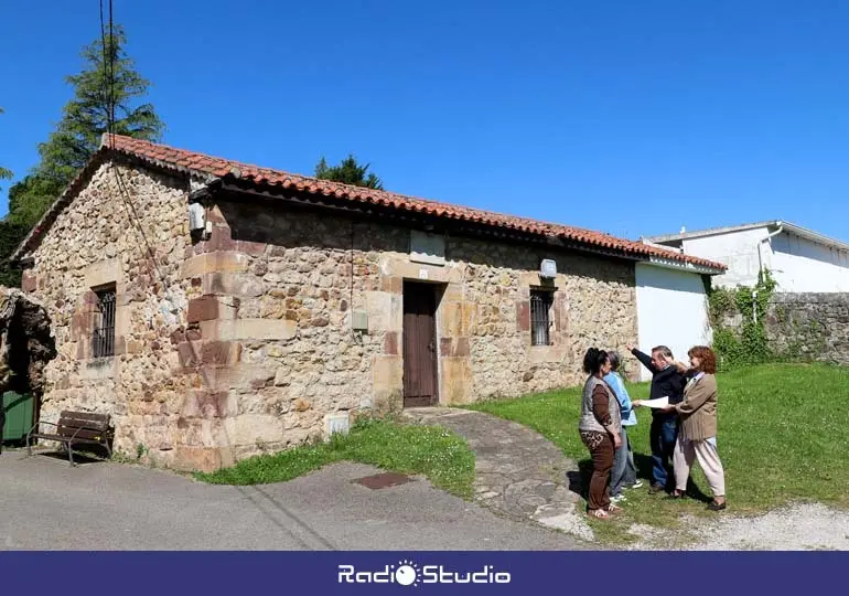 La alcaldesa, Rosa D&iacute;az, junto al concejal de Barrios, Fernando Sa&ntilde;udo, revisa el proyecto de rehabilitaci&oacute;n de la la casa concejal de Rumosoro | Foto: Ayuntamiento