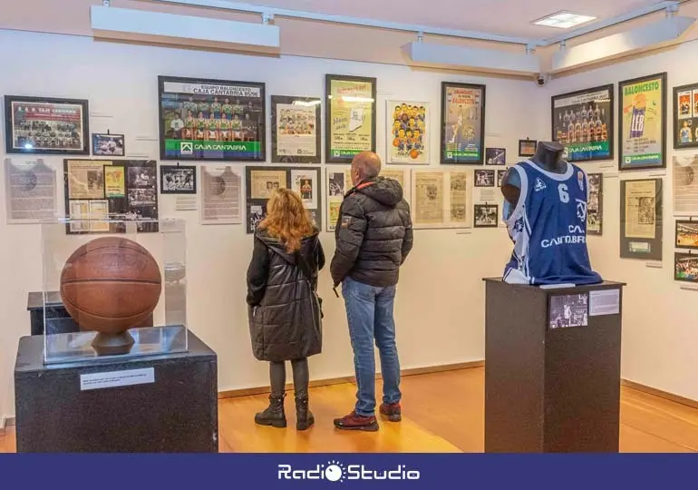 Varias personas disfrutando de la exposici&oacute;n '50 a&ntilde;os del SAB' | Foto: Ayuntamiento de Torrelavega