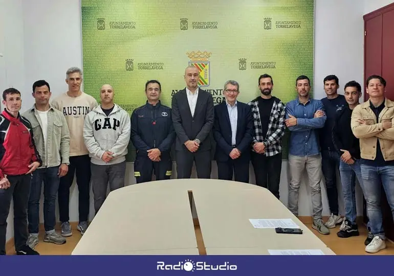 Toma de posesi&oacute;n de los nuevos bomberos de Torrelavega | Foto: Ayuntamiento