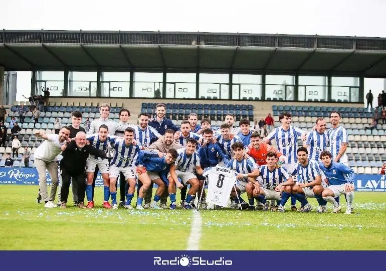 Foto de familia tras el ascenso | Foto: RSGT