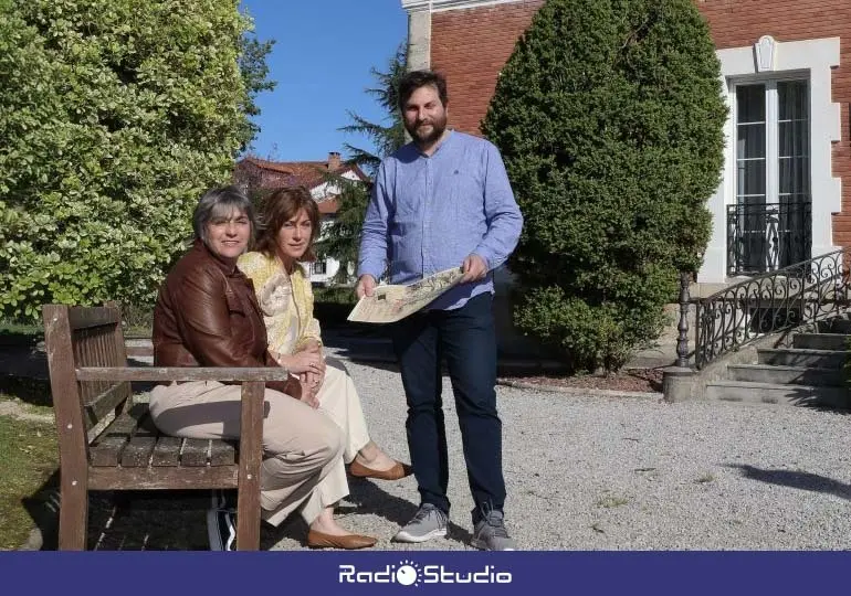 La alcaldesa de Polanco, Rosa D&iacute;az, y la concejal de Cultura, Alicia Mart&iacute;nez Bustillo, y Giuliano Camilleri en los jardines de la casa de Pereda donde se desarrollar&aacute;n parte de las actividades | Foto: Ayuntamiento