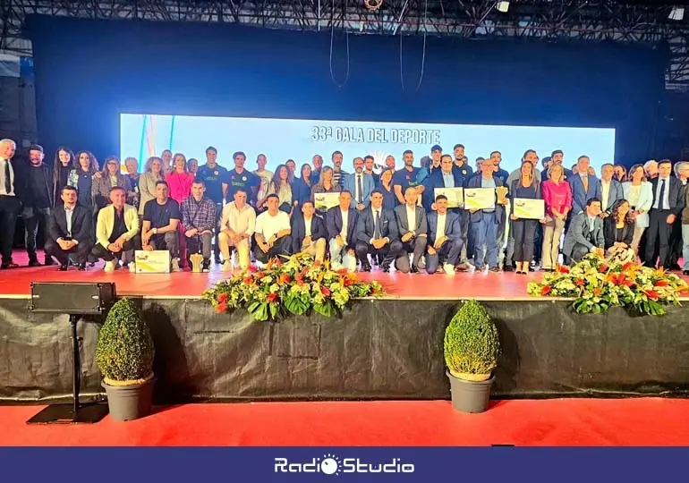 Foto de familia de la Gala del Deporte 2026 | Foto: Ayuntamiento de Torrelavega
