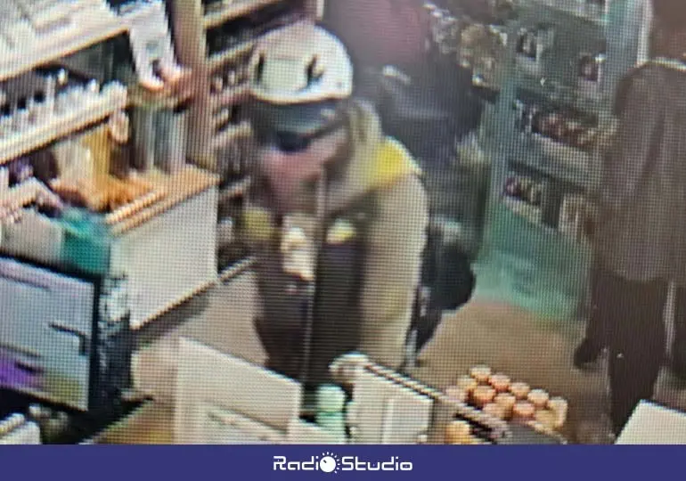 Imagen del presunto ladr&oacute;n captada por la c&aacute;mara de seguridad de un comercio | Foto: Radio Studio