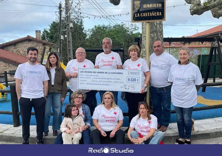 Los vecinos de La Casta&ntilde;era posan con el cheque para la Asociaci&oacute;n Espa&ntilde;ola de la Mutaci&oacute;n del Gen IQSEC2 | Foto: Facebook/Vecinos La Casta&ntilde;era