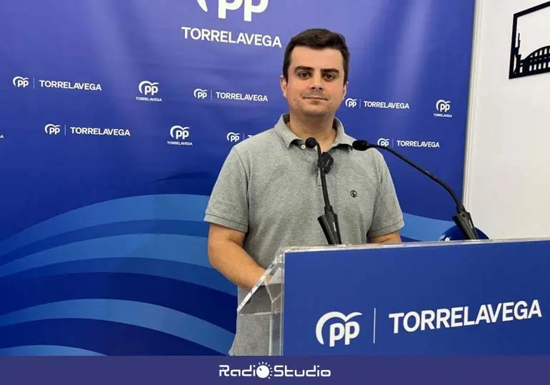 El portavoz 'popular' Miguel &Aacute;ngel Vargas en la sede del grupo en Torrelavega
