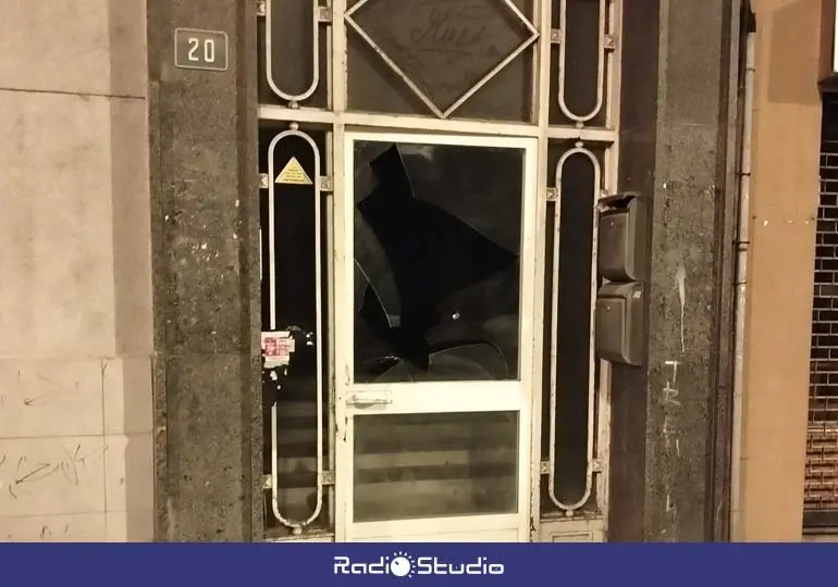 Los 'okupas' intentaron acceder rompiendo el cristal de la puerta | Foto: Ayuntamiento de Torrelavega