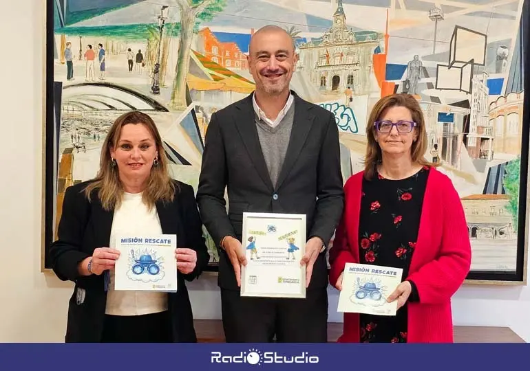 El alcalde, Javier L&oacute;pez Estrada; la presidenta de la asociaci&oacute;n, Lourdes Berdeja; y la directora del colegio Fernando de los R&iacute;os, Pilar Guti&eacute;rrez, presentan el manual | Foto: Ayuntamiento