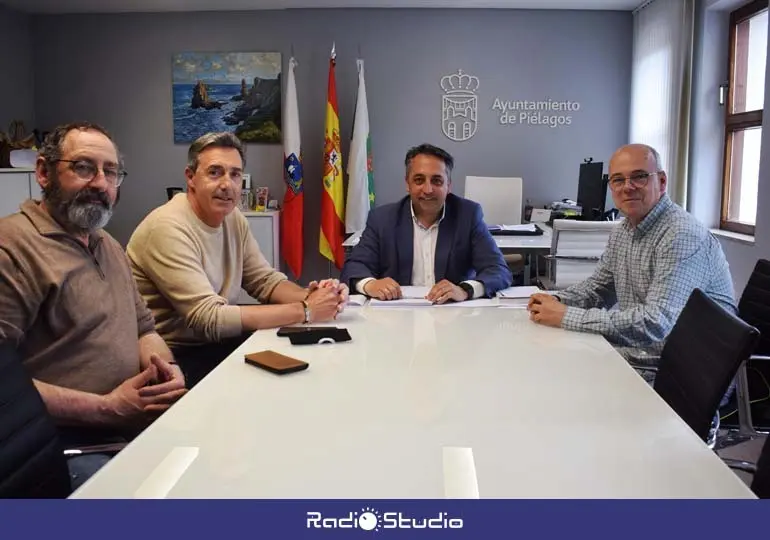 Carlos Caram&eacute;s, ha recibido a Juan Manuel Alonso, Antonio Santamar&iacute;a y Jos&eacute; Miguel Toraya, socios y promotores de la Asociaci&oacute;n | Foto: Ayuntamiento