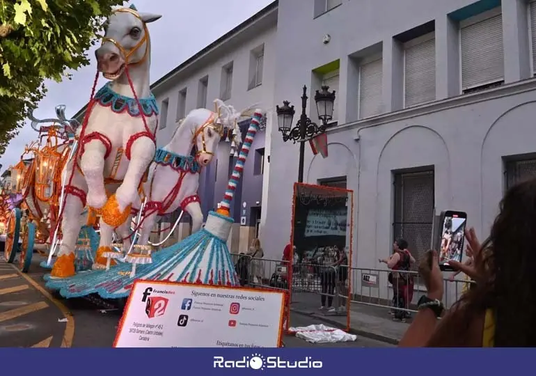 Una espectadora fotograf&iacute;a una de las carrozas de la Gala Floral | Foto: Ayuntamiento de Torrelavega