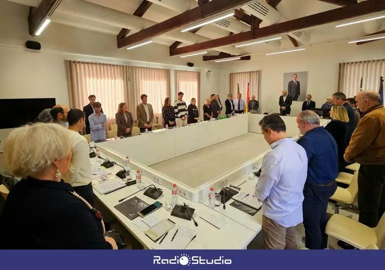 La sesi&oacute;n plenaria comenz&oacute; guardando&nbsp;un minuto de silencio en recuerdo del exalcalde de la ciudad,&nbsp;Francisco Javier L&oacute;pez Marcano, fallecido este pasado mes | Foto: Ayuntamiento