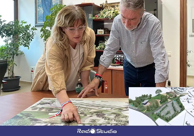 La alcaldesa Rosa D&iacute;az y el concejal de Obras, Avelino Rodr&iacute;guez, revisan el plano de Prado Infante en Polanco.