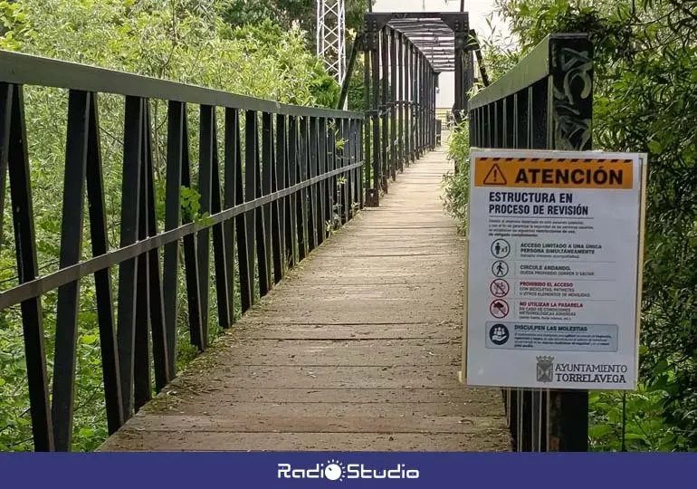 Uno de los carteles que avisan del estado de la pasarela | Foto: Ayuntamiento