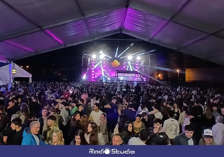 Cientos de personas se han acercado este fin de semana a la carpa en la que se est&aacute;n desarrollando las fiestas.