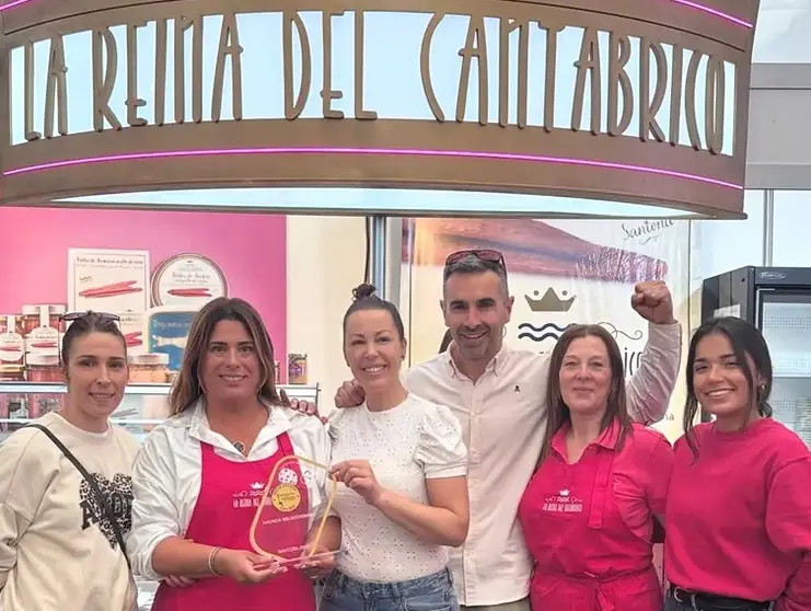 Maite P&eacute;rez y el resto de integrantes de La Reina del Cant&aacute;brico tras recibir el premio de Mejor Anchoa del Cant&aacute;brico de 2026