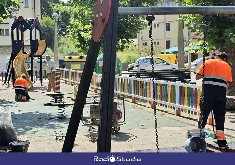 Trabajadores actuando en el parque junto a la Casa de Los Maestros | Foto: Ayuntamiento
