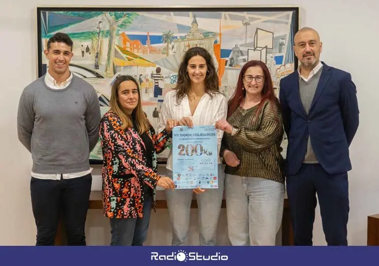 Presentaci&oacute;n de la VII edici&oacute;n de los '100 KM Solidarios' del Club Nataci&oacute;n Torrelavega | Foto: Ayuntamiento