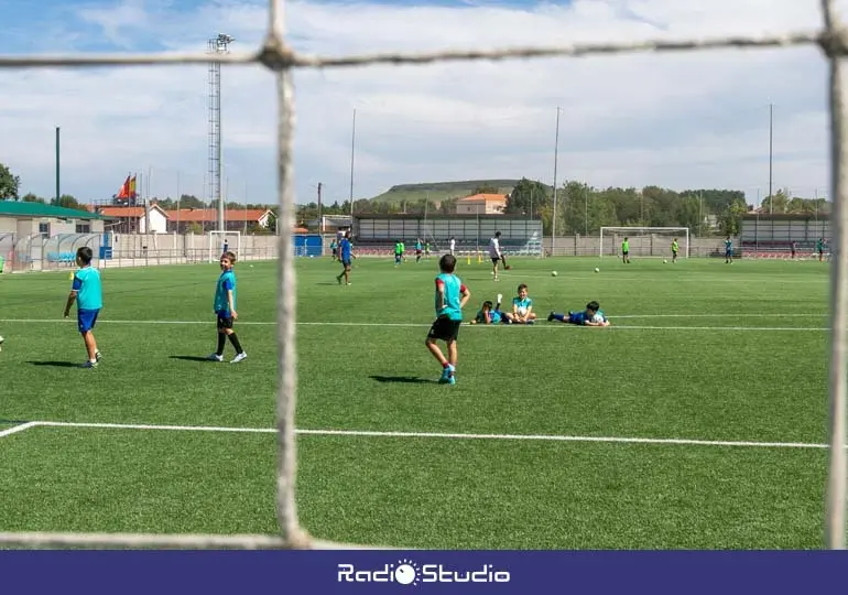 Deportistas en las instalaciones del campo de f&uacute;tbol de Rinconeda&nbsp;| Foto: Ayuntamiento