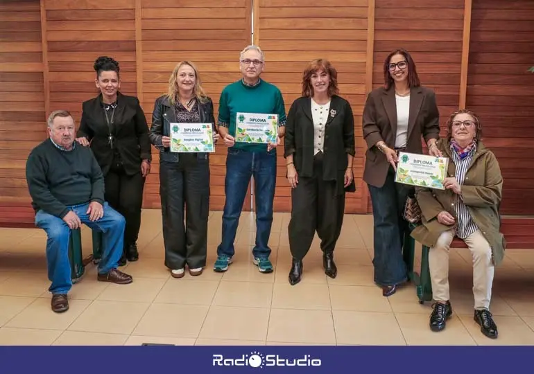La alcaldesa y la concejal de Medio Ambiente entregan los reconocimientos a los comercios m&aacute;s recicladores del ultimo a&ntilde;o en el servicio puerta a puerta | Foto: Ayuntamiento
