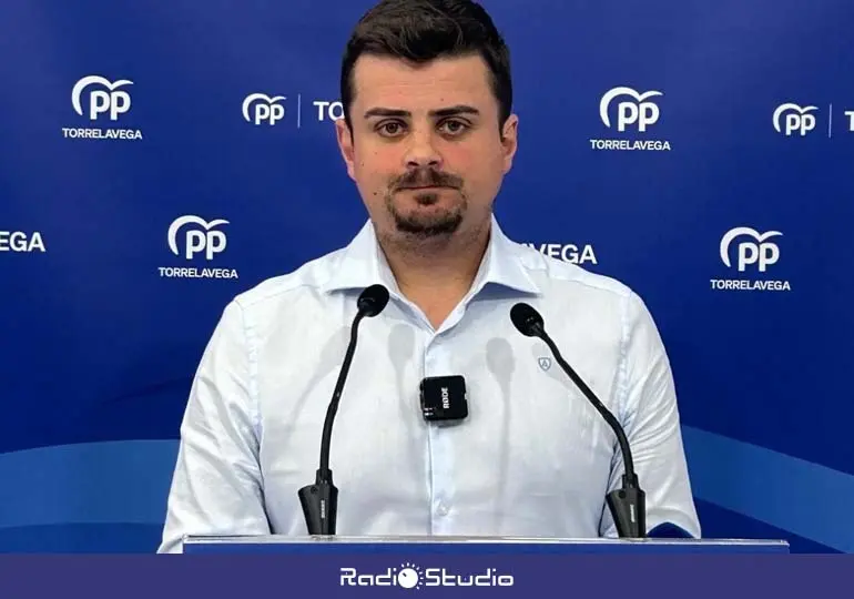 Miguel &Aacute;ngel Vargas en la sede del Partido Popular de Torrelavega