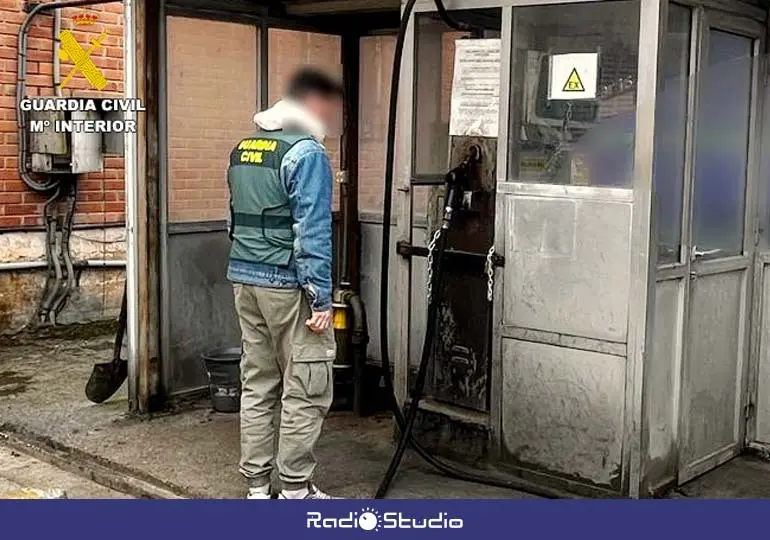 El Equipo Roca de la Compa&ntilde;&iacute;a de Torrelavega inspeccionando el surtidor desde donde se sustrajo el gasoil