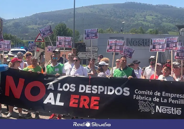 La manifestaci&oacute;n de este domingo discurri&oacute; a pie desde Sar&oacute;n hasta la puerta de la f&aacute;brica en La Penilla.