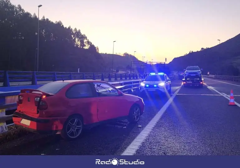 El veh&iacute;culo colision&oacute; con un coche de la Polic&iacute;a Local a la altura de Ribadesella | Foto: Radio Studio