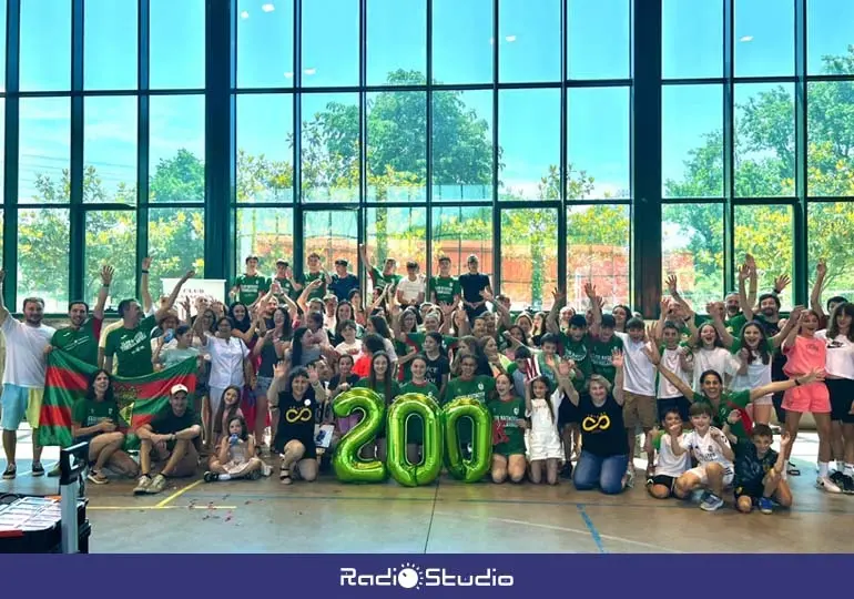 Foto de familia celebrando la marca lograda | Foto: CNT
