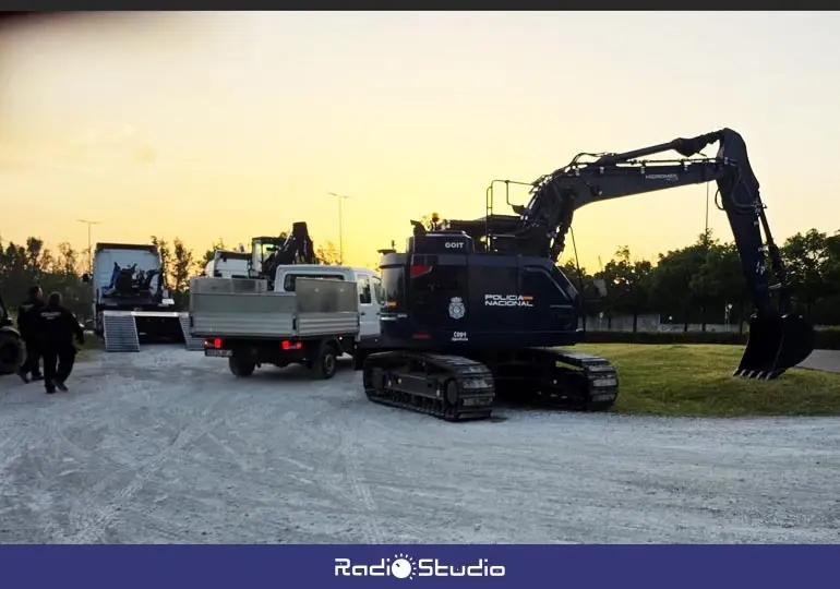 El despliegue policial en la zona entre Campuzano y Santiago de Cartes incluye la presencia de una pala excavadora de la Polic&iacute;a Nacional.